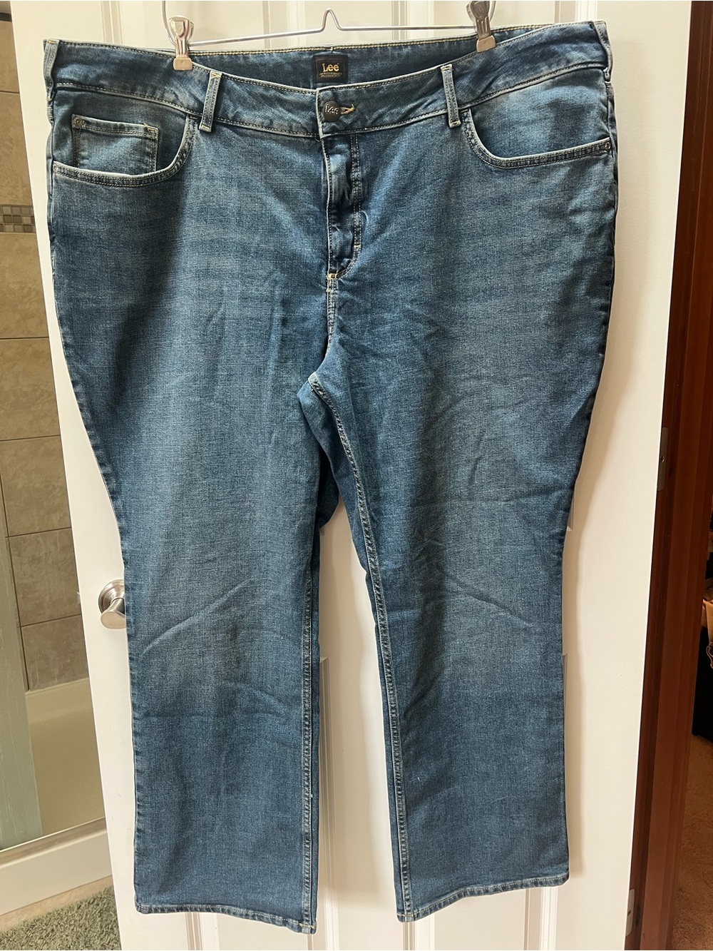 Lee Premium Quality Women’s Jeans Size 26W Medium Wash Straight Leg